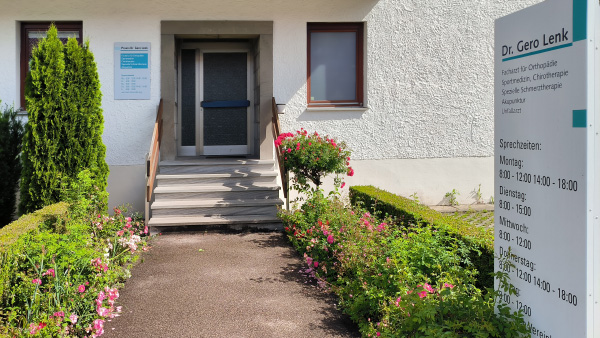 Eingangsbereich der Praxis für Orthopädie Dr. Gero Lenk in Sonthofen im Oberallgäu